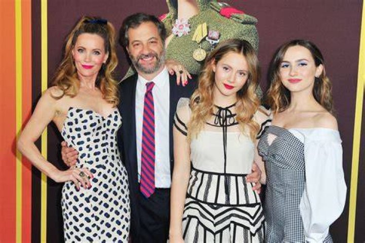 Maude Apatow with her sister Iris Apatow Maude Apatow with her sister Iris Apatow