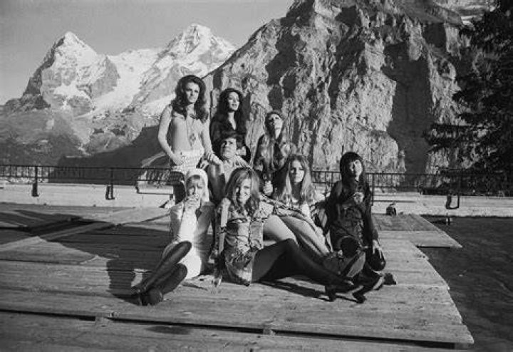 Mona Chong, Julie Ege, Anouska Hempel, George Lazenby, Joanna Lumley, Helena Ronee