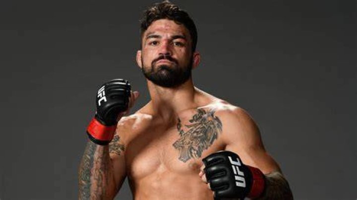 What is Mike Perry record?