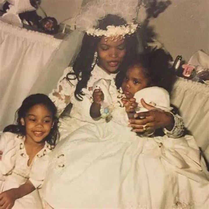 Young Summerella and her sister Young Summerella and her sister